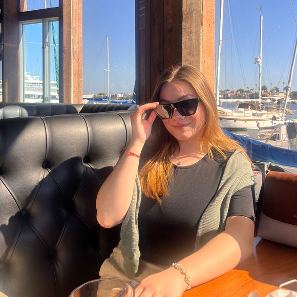 Meet your Posher, Lina - Picture 2 of 3